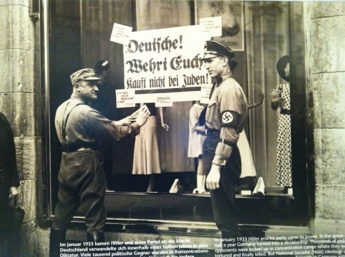 תמונה של תליית שלט האוסר על רכישה בחנויות של יהודים ערב מלחמ העולם השניה במוזיאון לזכרה של אנה פרנק בברלין (ברובע האקשר מרקט), מארס 2013.