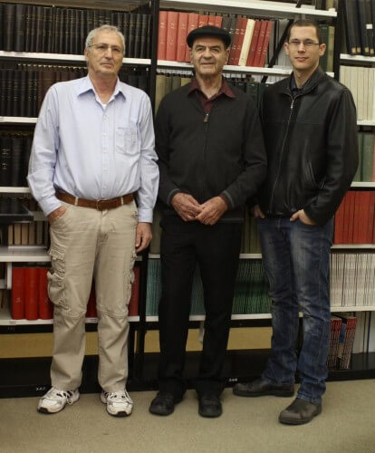 من اليمين: ايتسيك كوبر، البروفيسور ماتي فريدكين والبروفيسور يورام شيختر. الحواجز