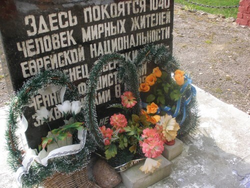 המצבה שליד קבר האחים בקורניץ בבלארוס לזכר 1,040 ההרוגים. גרסה רוסית למצבה שהוקמה בידי ניצולי העיירה - משפחת שניצר. צילום: אבי בליזובסקי