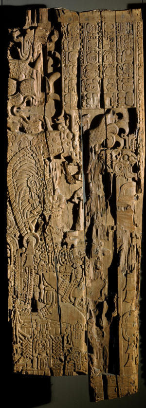 משקוף עץ מעוצב בעיר המאיה העתיקה טיקאל שבגוואטמלה, הנושאת תגליפים והקדשה בעלי תאריך ספציפי בלוח המאיה. צילום: Museum der K