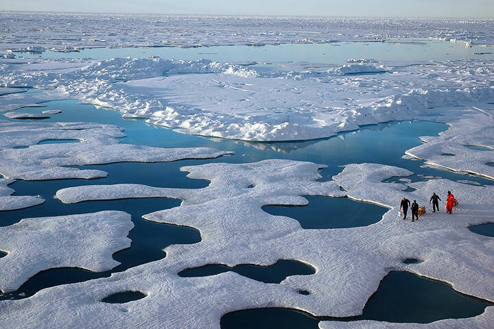 משלחת של NOAA בוחנת את המסת הקרח באוקיאנוס הארקטי בקיץ 2005. צילום: NOAA