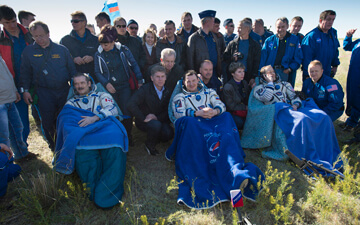 The Soyuz spacecraft that returned to Earth the 35th crew members of the International Space Station. From the left - the commander, Chris Hadfield, the Soyuz commander Roman Romanenko (in the center9) and the flight engineer Tom Marshburn landed this morning at 05:31 Israel time in Kazakhstan. The ground crews landed on the spot in helicopters and began the process of inspecting the vehicle, and also helped the crew members get out of it.