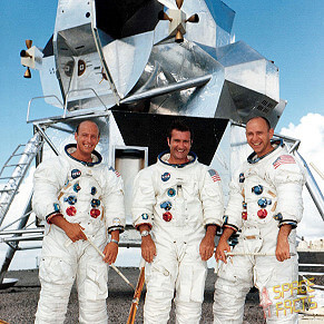 חברי צוות אפולו 12 לצד דגם של חללית הנחיתה