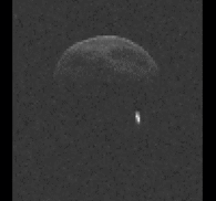 الرسوم المتحركة - القمر يدور حول الكويكب 1998 QE2. الصورة: ناسا