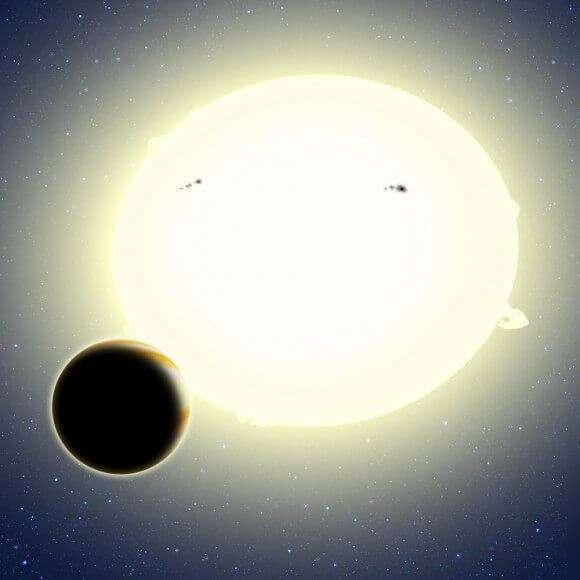  "כוכב הלכת של איינשטיין," הידוע רשמית קפלר- b76, הוא "צדק חם" המקיף את הכוכב שלו כל 1.5 ימים. קוטרו הוא כ-25 אחוזים יותר מזה של צדק והוא שוקל כפליים. תפיסת אמן זה של קפלר-76b מראה אותו מקיף את הכוכב המארח שלו, אשר עוות בשל הגיאות לצורת כדורגל קלה (בציור התופעה מוצגת בהגזמה מכוונת להבנת התופעה). כוכב הלכת התגלה באמצעות אלגוריתם BEER, אשר חיפש שינויים בבהירות של הכוכב בשל מעבר כוכב הלכת וכן מסלול אליפסואידי יחסותי כפי שהדבר נראה מכדור הארץ. איור: דיוויד א אגילר (CFA)