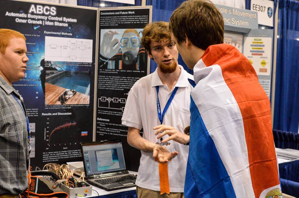 عمر جرانيك (يمين) وإيدان هدار شارون، في جناحهما في مسابقة Intel ISEF لعام 2013 التي أقيمت في فينيكس، أريزونا. وحصل الاثنان على المركز الثاني في مجال الهندسة الميكانيكية لنظام التحكم الآلي في الطفو للغواصين