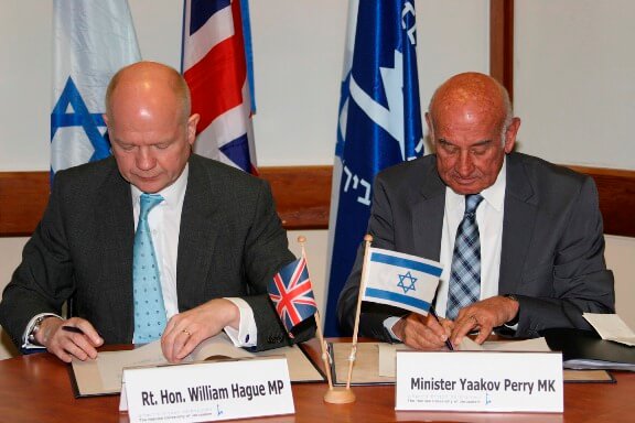 שר המדע, הטכנולוגיה והחלל יעקב פרי ושר החוץ הבריטי וויליאם הייג חותמים על הסכם שיתוף פעולה מדעי בין שתי המדינות. 23 במאי 2013