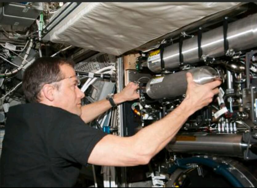 האסטרונאוט תום מארשבורן מתקין את תא הבעירה של ניסוי FLIX בתחנת החלל הבינלאומית, ינואר 2011. הניסוי עצמו בוצע ביוני 2011. צילום: נאס"א