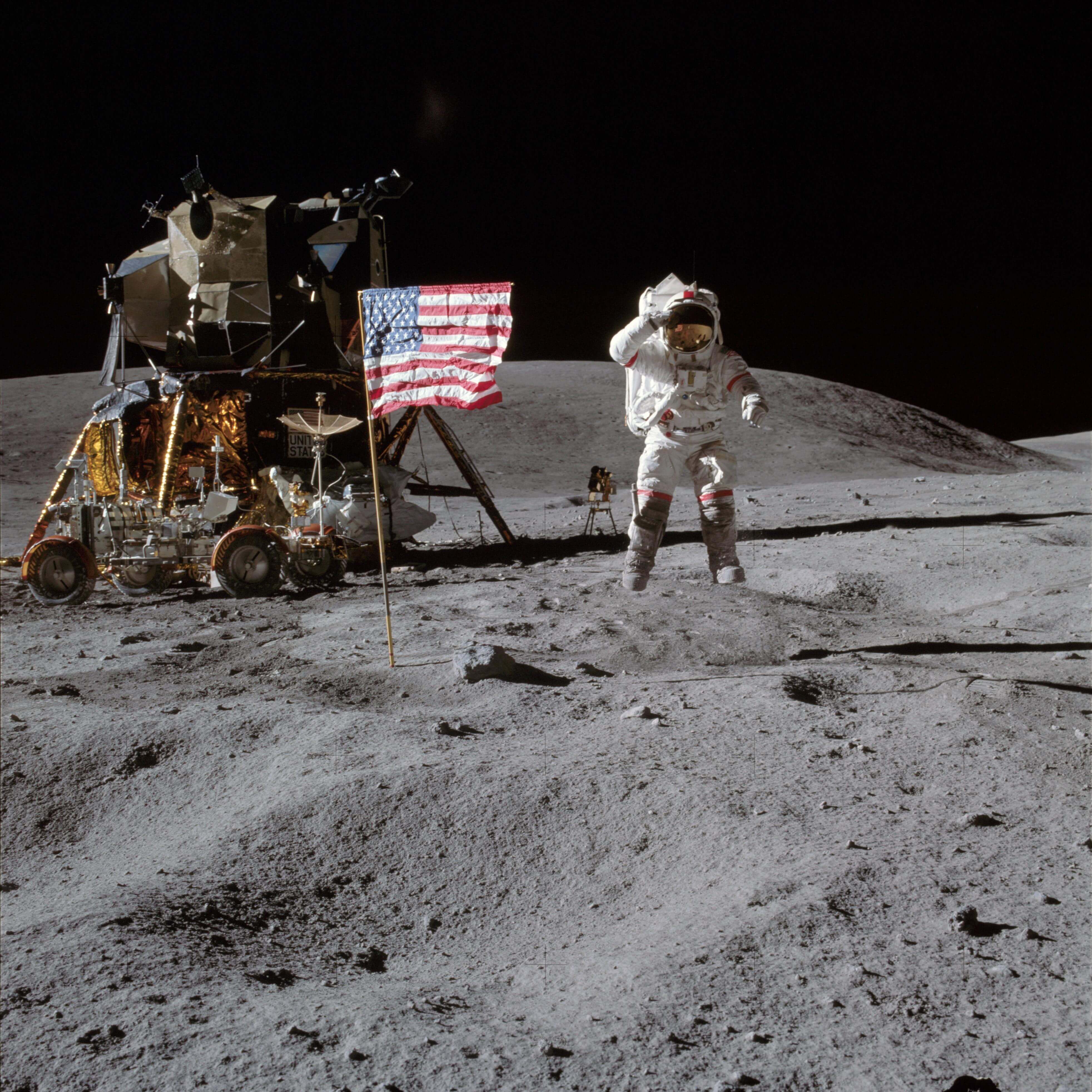 האסטרונאוט ג'ון יאנג, חבר צוות אפולו 16 מצדיע לדגל ארה"ב על הירח. אפריל 1972