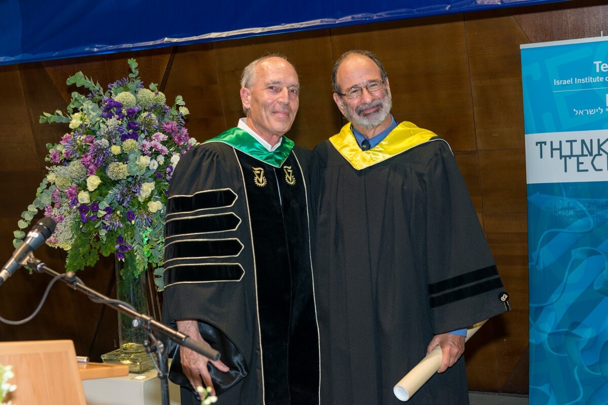 In the photo: Professor Roth (right) receives an "honorary doctorate" from the hands of Professor Hillel Perat, dean of the Jacobs School of Advanced Studies. Photo: Shlomo Shoham, Technion Spokesperson