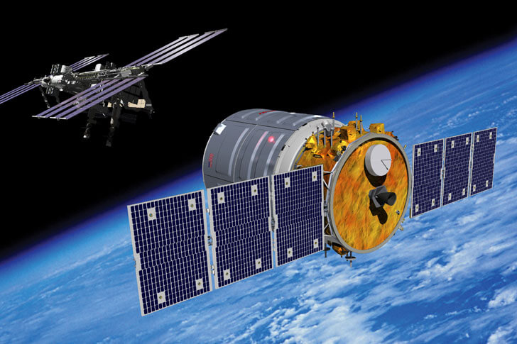 החללית סיגנוס מתקרבת אל תחנת החלל הבינלאומית (איור Orbital Express Photo