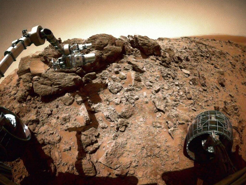 רכב המאדים ספיריט מבצע בדיקות של סלע שכונה "הילרי" בשנת 2008. צילום: נאס"א
