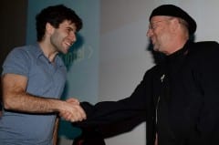 נשיא אינטל ישראל מולי אדן מעניק את המלגה לאחד הסטודנטים. צילום: ישראל הדרי