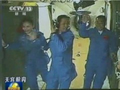 חברי צוות החללית שנז'ו 10 נכנסים לתחנת החלל הנסיונית טיאנגונג-1 ב-13 ביוני 2013