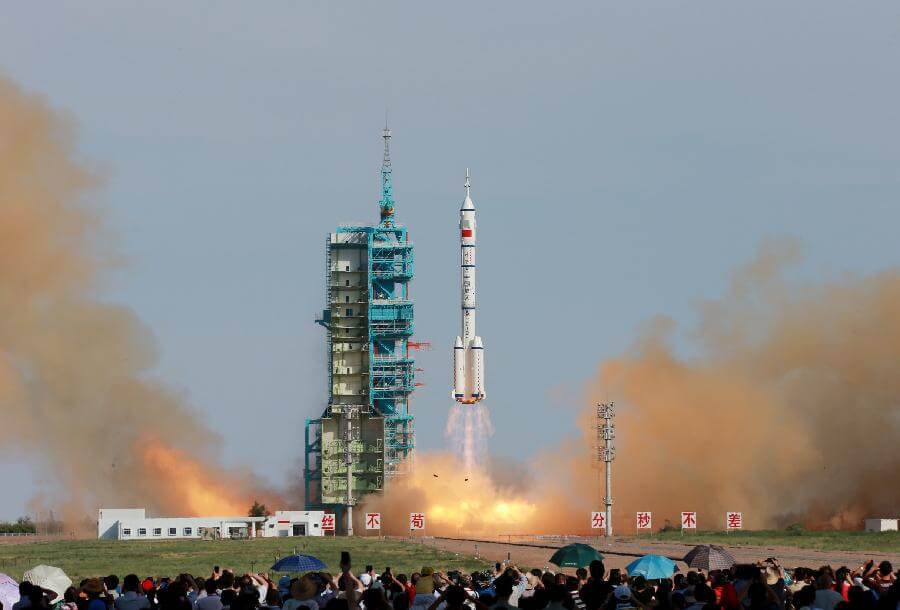 שיגור החללית שנז'ו 10 על גבי טיל מדגם לונג מארץ' 2F מצפון מערב סין, 11 ביוני 2013. צילום (Xinhua/Li Gang)