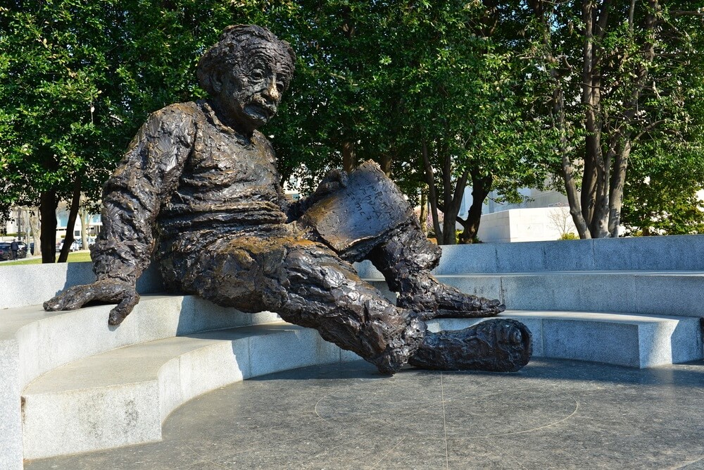 פסלו של פרופ' אלברט איינשטיין בכניסה לאקדמיה הלאומית האמריקנית למדעים בוושינגטון, צולם באפריל 2013. צילום: shutterstock