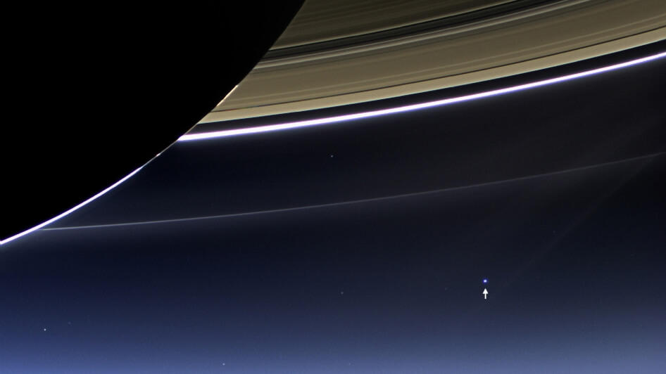תמונה נדירה זו צולמה השבוע - 19 ביולי 2013 במצלמת הזוית הרחבה שעל החללית קאסיני של נאס"א המקיפה את שבתאי. בתצלום רואים את טבעות שבתאי וכן את כדור הארץ והירח באותו פריים. צילום: NASA/JPL-Caltech/Space Science Institute