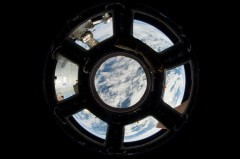 תמונה שצולמה מתוך רכיב קופולה בתחנת החלל הבינלאומית בידי לוקה פרמיסנו, חבר הצוות ה-35/6
