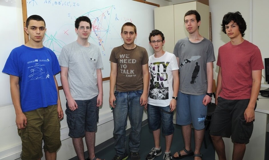 Caption for photo 1: From right: Ofer Grossman, Yoav Krause, Nitzan Tor, Thom Calvary, Amots Oppenheim, Omri Solan