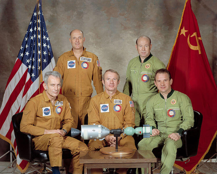 חברי צוות משימת אפולו-סויוז, יולי 1975. משמאל לימין: סלייטון, סטאפורד,ברנד, לאונוב וקובסוב. מתוך ויקיפידיה