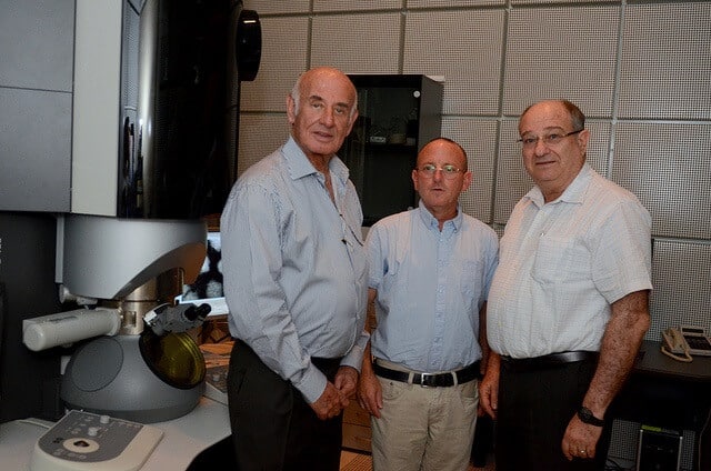 נשיא הטכניון פרופסור פרץ לביא, דיקן הפקולטה למדע והנדסה של חומרים פרופסור ויין קפלן ושר המדע יעקב פרי עם המיקרוסקופ Titan צילום: שיצו שירותי צילום, דוברות הטכניון