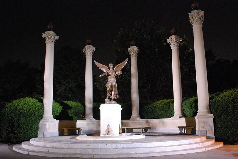 פסל המהווה גם את סמלה של אוניברסיטת בל סטייט באינדיאנה. מתוך ויקיפדיה