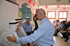 השר יעקב פרי נפגש עם בכירי בקעא אל גרביה בעת הקמת המרכז המדעי. צילום: משרד המדע, הטכנולוגיה והחלל