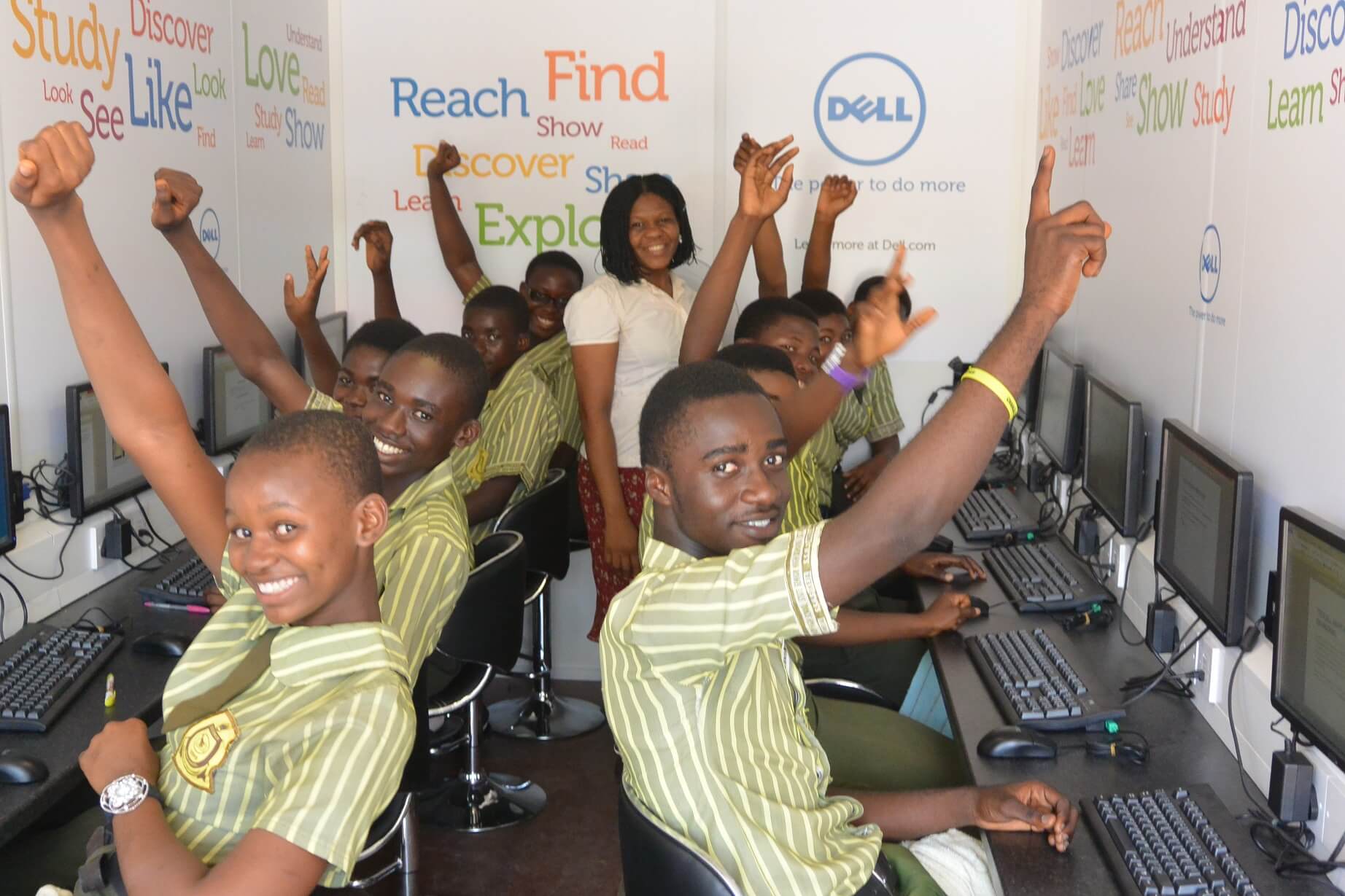 קבוצת תלמידים ומורה בכיתת מחשבים סולארית של דל בבית ספר בניגריה