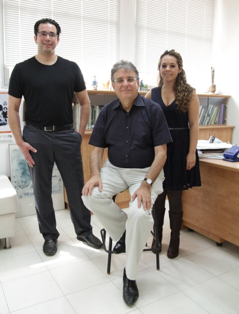 מימין: נגה אור-גבע, ד"ר יקי אדלשטיין ופרופ' יאיר רייזנר. סבלנות חיסונית