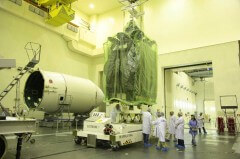 القمر الصناعي عاموس 4 يصل إلى مركز بايكونور الفضائي لإطلاقه في 31 أغسطس 2013. الصورة: وكالة الفضاء الروسية روسكوزموس
