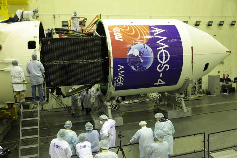 הלוויין עמוס 4 מגיע למרכז החלל בייקונור לקראת שיגורו ב-31 באוגוסט 2013. צילום: סוכנות החלל הרוסית רוסקוסמוס