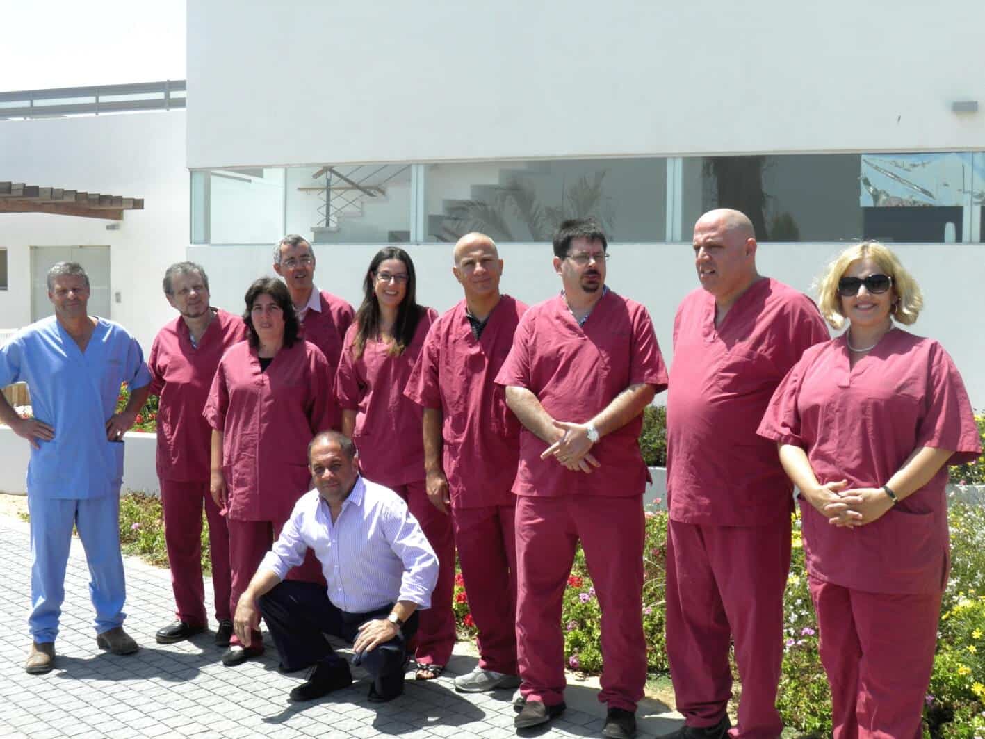 בחזית המכון לחקר החי בקיבוץ להב - מימין לשמאל: הגב' סימה כחלון, מנכ"לית החברה העירונית לפיתוח עסקי באר שבע, ד"ר אודי וילנץ, המנהל המדעי של המכון, ד"ר עמי בן יהודה, מרכז תחום רפואה וביו-רפואה במשרד המדע, ד"ר טארק אבו חאמד, מרכז ראש תחום תחום מחקרים הנדסה ומדע יישומי, ד"ר ענבר פרימן, מנכ"לית ביו-נגב, ד"ר שי ירקוני (כורע) חבר דירקטוריון ומייסד ביו-נגב, ד"ר יוסי קאליפא, מרכז תחוםראש תחום מחקרים ביוטכנולוגייםמדעי החיים, ד"ר אלה שטראוס, מרכזת ראש תחום אנרגיה, כימיה, חומרים וננו-טכנולוגיה, ד"ר ויקטור וייס, סגן המדען הראשי במשרד המדע ומר עופר דורון, מנהל המכון לחקר החי.
