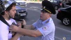 שוטר רוסי מתעמת עם מפגין של כנסיית "מפלצת הספגטי המעופפת" במוסקווה, 17 באוגוסט 2013. מתוך YOUTUBE