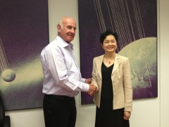 שר המדע, הטכנולוגיה והחלל יעקב פרי נפגש במשרדו עם שגרירת סין גאו יאנפינג, 7/8/2013. צילום: משרד המדע