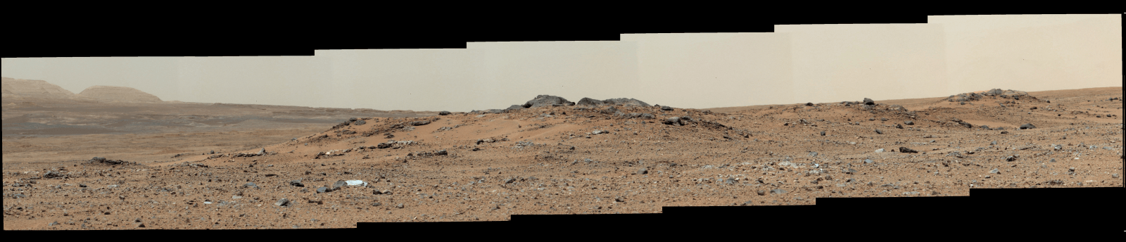 תמונה זו מורכבת משבעה תצלומים של עדשת התקריב (telephoto-lens) הנמצאת בצידה הימנית של זרוע המצלמות (Mastcam) המותקנת על רכב המאדים קירויוסיטי ביום המאדימאי (סול) ה-343 לפעילות הרכב על מאדים. צילום:  NASA/JPL-Caltech/Malin Space Science Systems