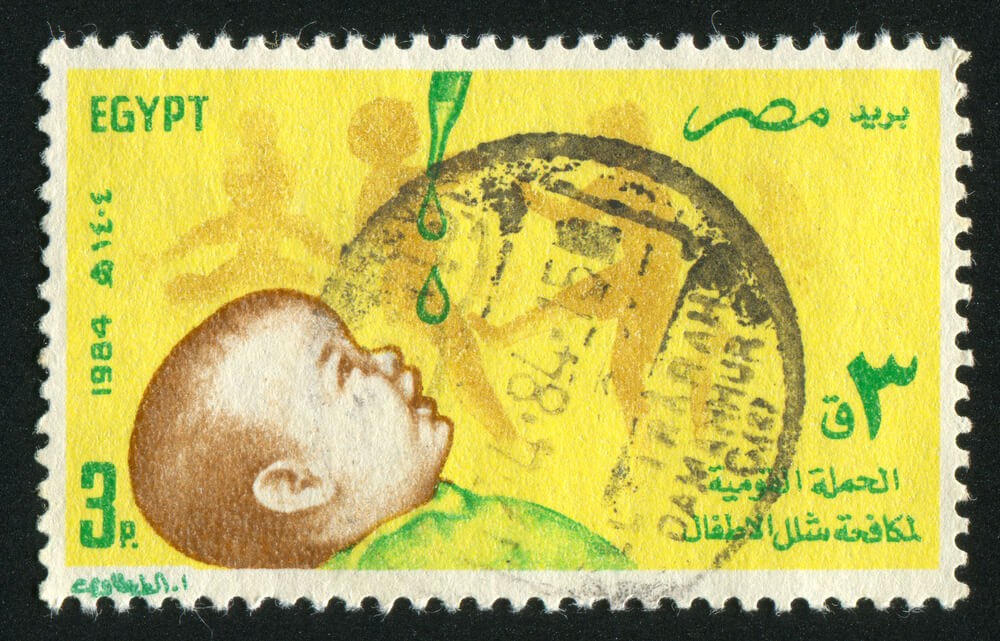 בול מצרי משנת 1984 ובו ילד מקבל חיסון בטיפות לפיו. צילום: shutterstock