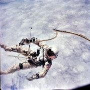 אדוארד ווייט מרחף בחליפת חלל במסגרת מבצע החללית ג'מיני 4. צילום: נאס"א