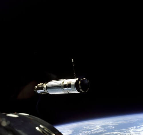 Gemini 8 hovers over the target module in preparation for docking with it. Photo: NASA