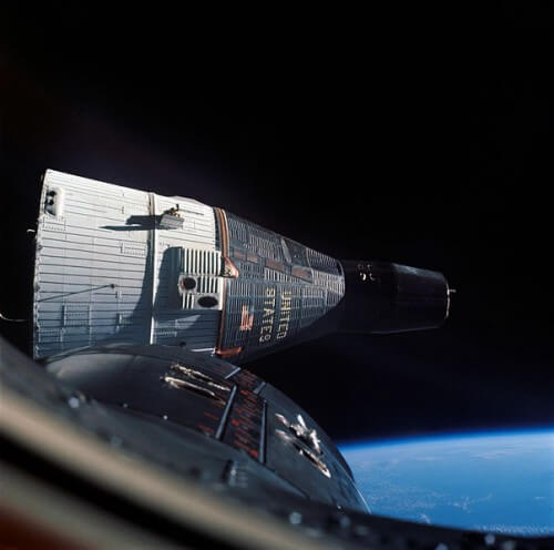 Flight of a structure in space - Gemini 7 as seen from the Gemini 6 spacecraft. Photo: NASA