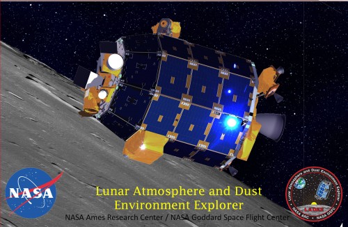החללית גם תבחן מערכת תקשורת לייזר חדישה. הדמייה של LADEE בטיסה מעל הירח. תצלום: נאס"א