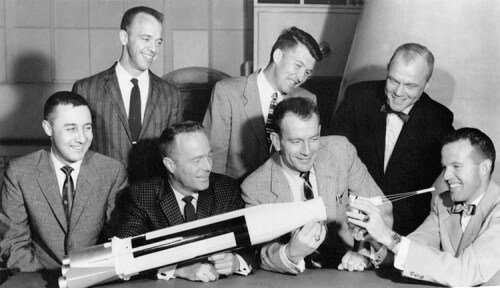 מימין לשמאל: גורדון קופר, ג'ון גלן, סלייטון, וולטר שירה, סקוט קרפנטר, אלן שפרד וגאס גריסום. 1962