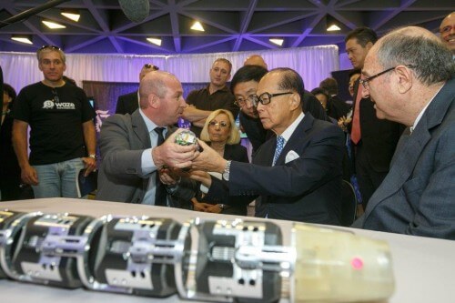 Professor Alon Wolf presents Mr. Li Ka-shing and the president of the Technion with the snake robot. Photo: Israel Sun, Technion spokespeople