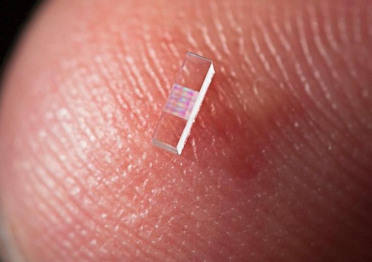 Nanoscale chips with a length of only 3 mm, consisting of compressed silica glass, are used to accelerate electrons to a speed ten times higher than that obtained today in normal accelerators. (Brad Plummer/SLAC)