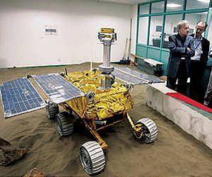 نموذج للروبوت القمري الذي سيتم إرساله داخل المركبة الفضائية تشانغا 3 في معرض في بكين في أوائل سبتمبر 2013.