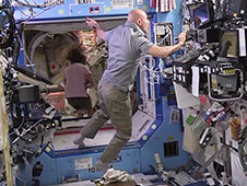 לוקה פרמיטאנו עובד בתוך מעבדת דסטיני ביחד עם קארן נייברג הנמצאת ברקע ברכיב יוניטי. צילום: NASA TV