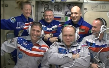 صورة جماعية لجميع أفراد الطاقم الـ 37 للمحطة الفضائية عند وصول رواد الفضاء الثلاثة في 26 سبتمبر. الصورة: ناسا