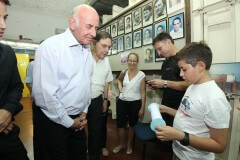 שר המדע הטכנולוגיה והחלל מר יעקב פרי מתרשם במעבדת האווירודינמיקה של אוניברסיטת תל אביב. צילום: קובי קנטור