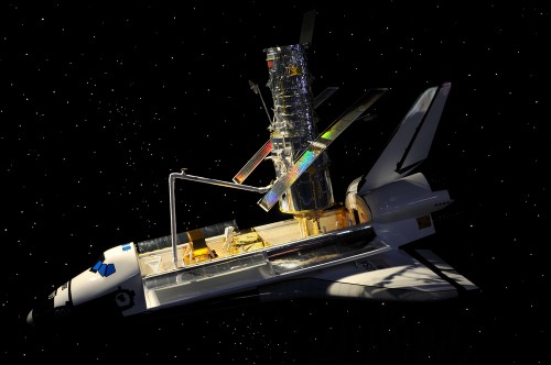 דגם של טלסקופ החלל האבל על סיפון המטען של מעבורת חלל, כפי שמוצג במרכז החלל קנדי בפלורידה. צילום: shutterstock