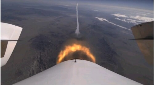הפרדת טיל האצה כפי שצולמה בניסוי של החללית ספייס שיפ 2 של חברת וירג'ין גלקטיק ב-5 בספטמבר 2013. מתוך סרטון של חברת וירג'ין גלקטיק