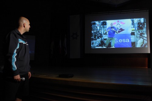 בצילום: סטודנט ישראלי שואל שאלה בשידור חי לתחנת החלל הבין-לאומית, 23/10/13 צלם: יואב דודקביץ
